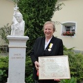Małgorzata Oliwka z wręczonym jej papieskim medalem