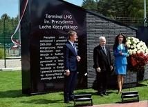 Tablicę z nazwą terminalu odsłonili prezes PiS Jarosław Kaczyński, Marta Kaczyńska i prezes Gaz-Systemu Tomasz Stępień.