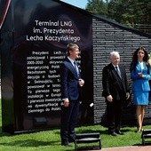 Tablicę z nazwą terminalu odsłonili prezes PiS Jarosław Kaczyński, Marta Kaczyńska i prezes Gaz-Systemu Tomasz Stępień.