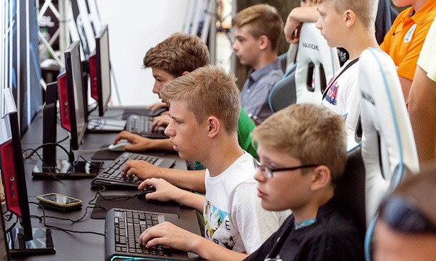 Gracze, fani e-sportów, gamingu i rywalizacji on-line podczas Silesia Open Championships w katowickiej galerii Silesia City Center.