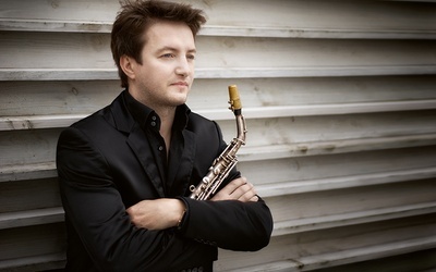 Grzech Piotrowski jest kompozytorem, saksofonistą, producentem muzycznym, aranżerem, twórcą zespołu World Orchestra (www.worldorchestra.org).