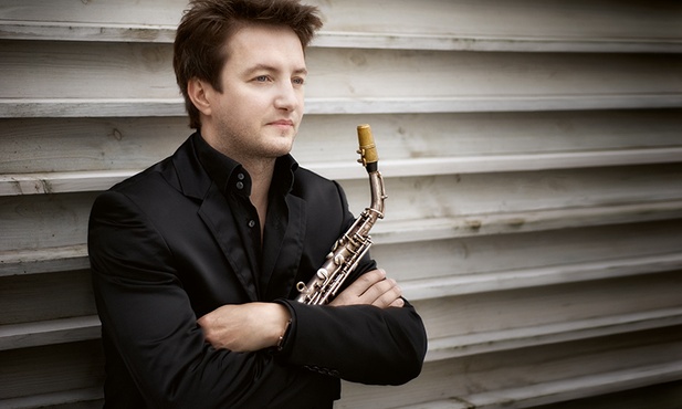 Grzech Piotrowski jest kompozytorem, saksofonistą, producentem muzycznym, aranżerem, twórcą zespołu World Orchestra (www.worldorchestra.org).
