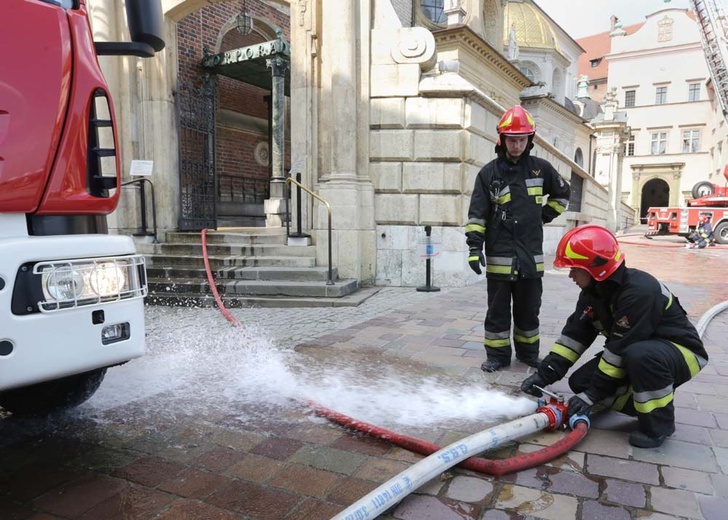 Ćwiczenia strażaków na Wawelu