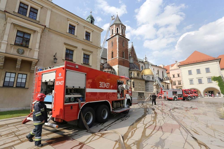 Ćwiczenia strażaków na Wawelu