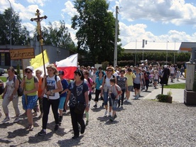 Pielgrzymi w drodze do Błotnicy