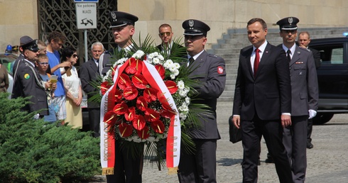 Prezydent Andrzej Duda przed pomnikiem J. Piłsudskiego