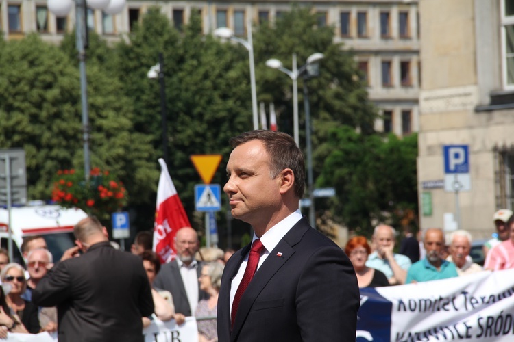 Prezydent Andrzej Duda składa wieniec przed pomnikiem W. Korfantego w Katowicach