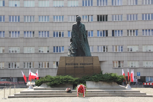 Prezydent Andrzej Duda składa wieniec przed pomnikiem W. Korfantego w Katowicach