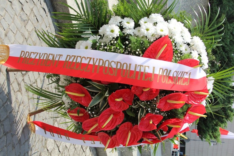 Prezydent Andrzej Duda składa wieniec przed pomnikiem W. Korfantego w Katowicach