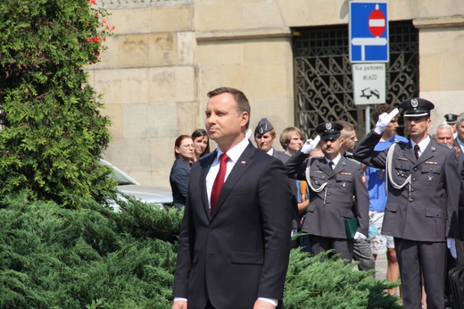 Prezydent Andrzej Duda składa wieniec przed pomnikiem W. Korfantego w Katowicach