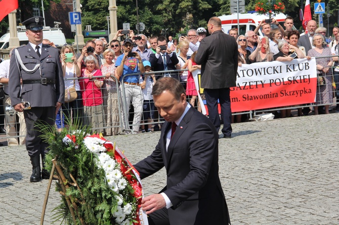 Prezydent Andrzej Duda składa wieniec przed pomnikiem W. Korfantego w Katowicach