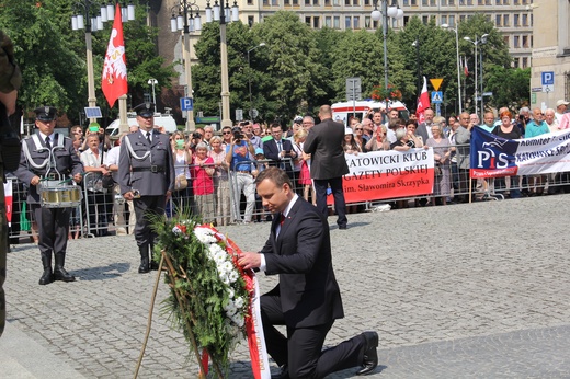 Prezydent Andrzej Duda składa wieniec przed pomnikiem W. Korfantego w Katowicach