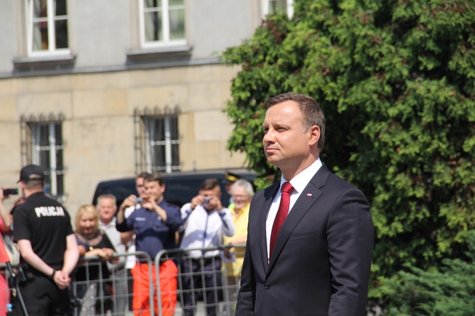 Prezydent Andrzej Duda składa wieniec przed pomnikiem W. Korfantego w Katowicach