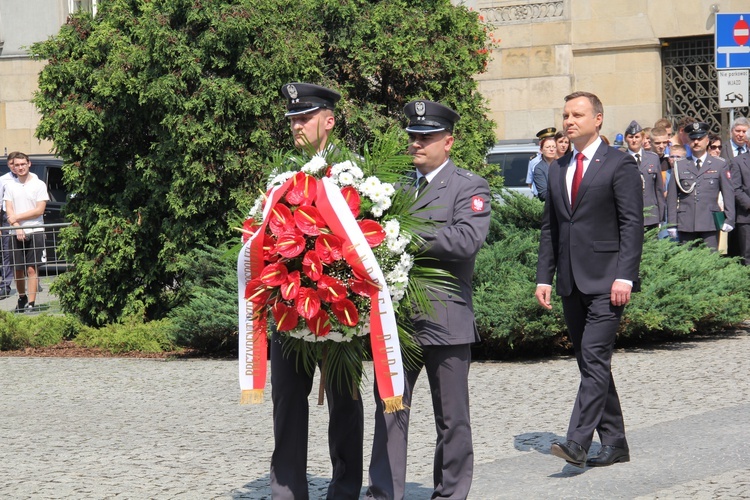 Prezydent Andrzej Duda składa wieniec przed pomnikiem W. Korfantego w Katowicach