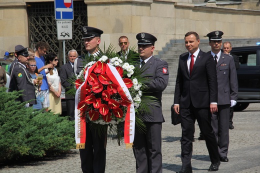 Prezydent Andrzej Duda składa wieniec przed pomnikiem W. Korfantego w Katowicach