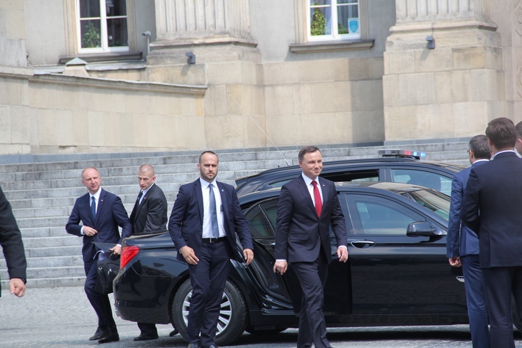 Prezydent Andrzej Duda składa wieniec przed pomnikiem W. Korfantego w Katowicach