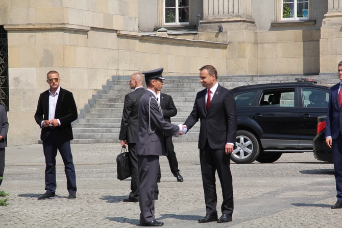 Prezydent Andrzej Duda składa wieniec przed pomnikiem W. Korfantego w Katowicach