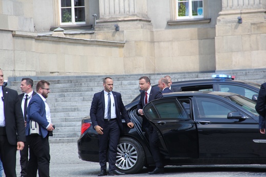 Prezydent Andrzej Duda składa wieniec przed pomnikiem W. Korfantego w Katowicach