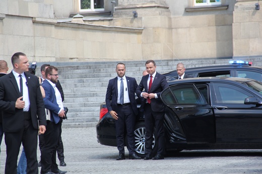 Prezydent Andrzej Duda składa wieniec przed pomnikiem W. Korfantego w Katowicach