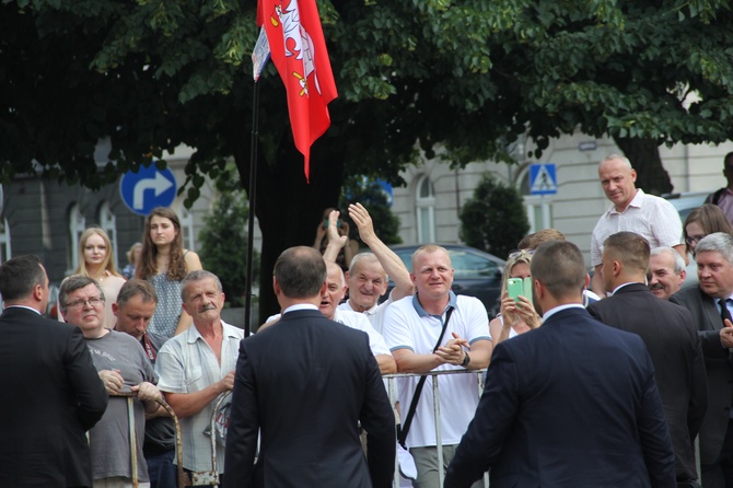 Prezydent Andrzej Duda składa wieniec przed pomnikiem J. Piłsudskiego w Katowicach