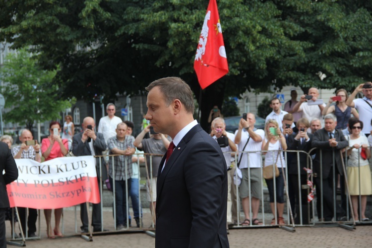 Prezydent Andrzej Duda składa wieniec przed pomnikiem J. Piłsudskiego w Katowicach