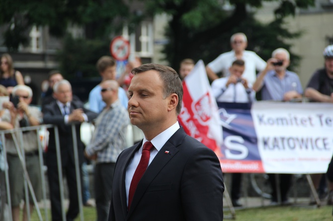 Prezydent Andrzej Duda składa wieniec przed pomnikiem J. Piłsudskiego w Katowicach