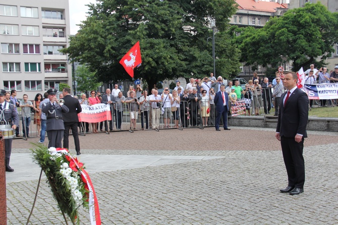 Prezydent Andrzej Duda składa wieniec przed pomnikiem J. Piłsudskiego w Katowicach