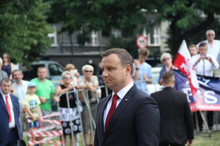 Prezydent Andrzej Duda składa wieniec przed pomnikiem J. Piłsudskiego w Katowicach