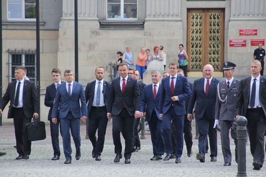 Prezydent Andrzej Duda składa wieniec przed pomnikiem J. Piłsudskiego w Katowicach