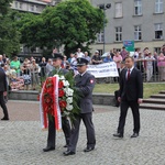 Prezydent Andrzej Duda składa wieniec przed pomnikiem J. Piłsudskiego w Katowicach