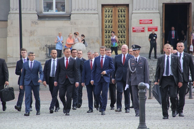 Prezydent Andrzej Duda składa wieniec przed pomnikiem J. Piłsudskiego w Katowicach