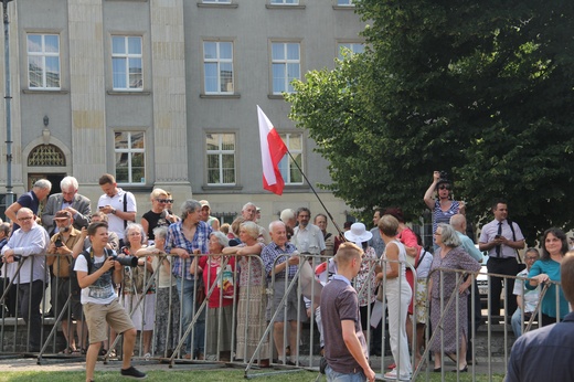 Prezydent Andrzej Duda składa wieniec przed pomnikiem J. Piłsudskiego w Katowicach