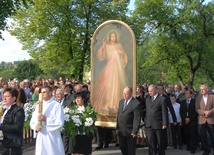 Procesja do kościoła w Domosławicach