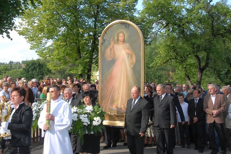 Procesja do kościoła w Domosławicach