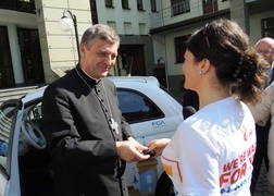 Bożena Hajduk przyjmuje kluczyki do auta od bpa R. Pindla