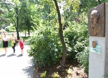 Juliusz Roger na płaskorzeźbie w Rybniku