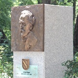 Juliusz Roger na płaskorzeźbie w Rybniku