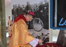 Bp Roman Pindel wprowadził reliwkie św. Maksymiliana do "Nadziei"