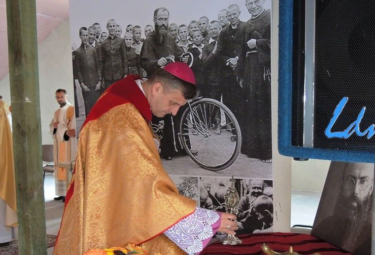 Bp Roman Pindel wprowadził reliwkie św. Maksymiliana do "Nadziei"