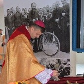 Bp Roman Pindel wprowadził reliwkie św. Maksymiliana do "Nadziei"