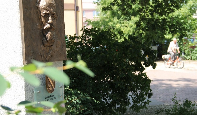 Juliusz Roger na płaskorzeźbie