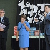 Ks. Piotr Sadkiewicz, dyrektor Anna Zoń z Siennej i rzecznik praw dziecka Marek Michalak