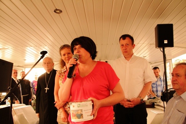 Ewangelizacja na barce z abp. Hoserem