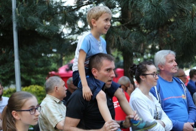 Całymi rodzinami przychodzili  i parafianie, i goście