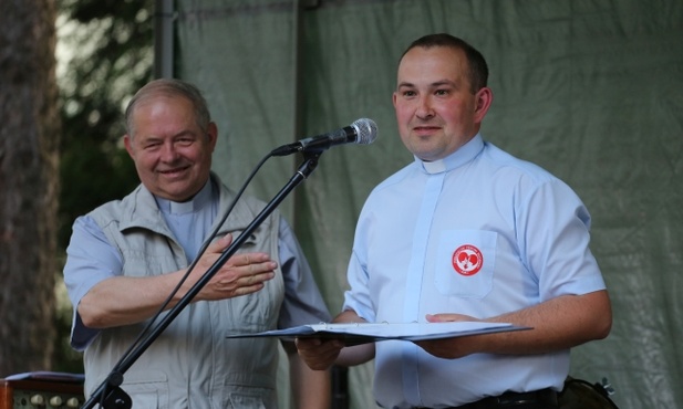 Kulminacyjny punkt - losowanie najcenniejszych nagród, w tym pielgrzymki do Rzymu, poprowadzili ks. prał. krzysztof Ryszka (z lewej) i ks. Sebastian Fajfer