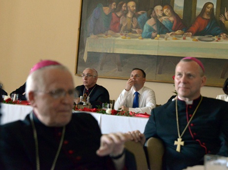 Prezydent i biskupi na naszej fotografii zostali uchwyceni krótko po utracie bramki przez Polaków