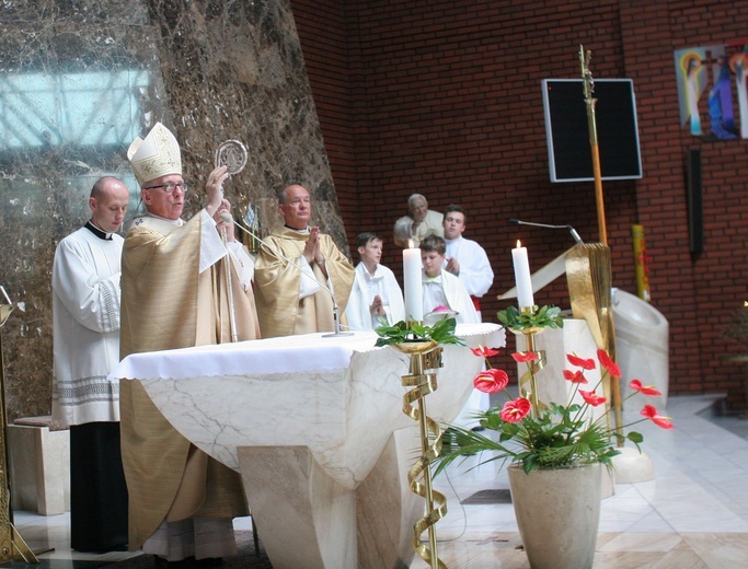 Abp Skworc błogosławi wizerunek Niepokalanej Jutrzenki Wolności w Katowicach