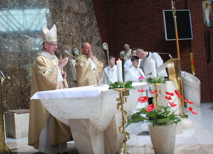 Abp Skworc błogosławi wizerunek Niepokalanej Jutrzenki Wolności w Katowicach