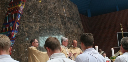 Abp Skworc błogosławi wizerunek Niepokalanej Jutrzenki Wolności w Katowicach
