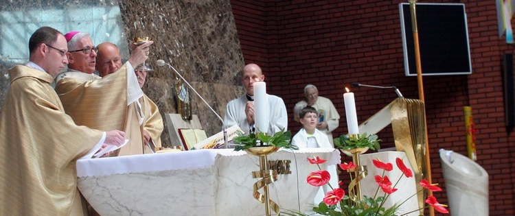 Abp Skworc błogosławi wizerunek Niepokalanej Jutrzenki Wolności w Katowicach